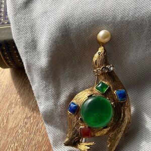 Rare Collectors Cabochon Gold and Green Seal Brooch
